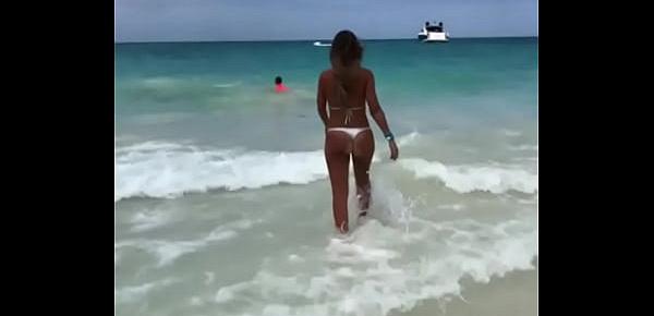  Jovencita 18 con tremendo culo en bikini en la playa